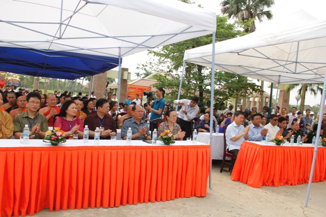 Dai bieu tham du