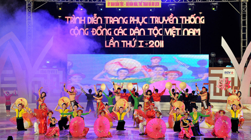   Đêm trình diễn là đêm tôn vinh trang phục truyền thống các dân tộc Việt Nam. 