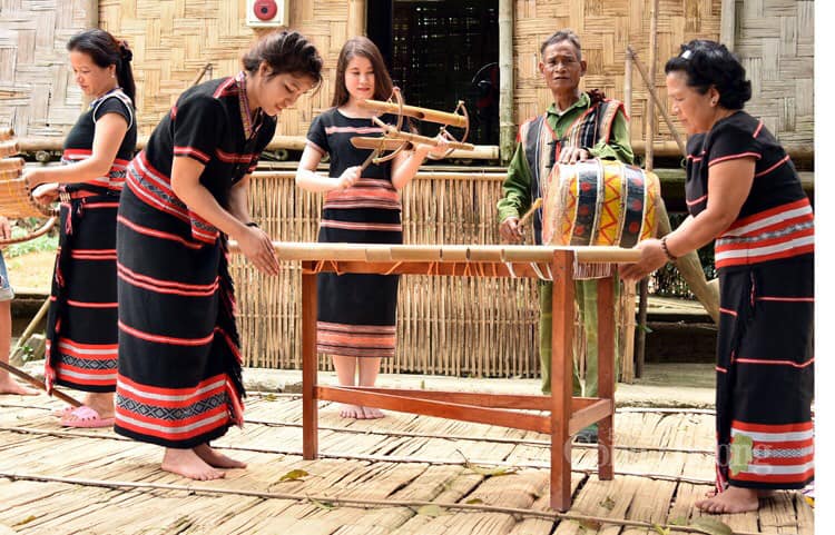 Thưởng thức giai điệu trầm bổng trong tiếng đàn Klông-pút của dân tộc Xơ Đăng