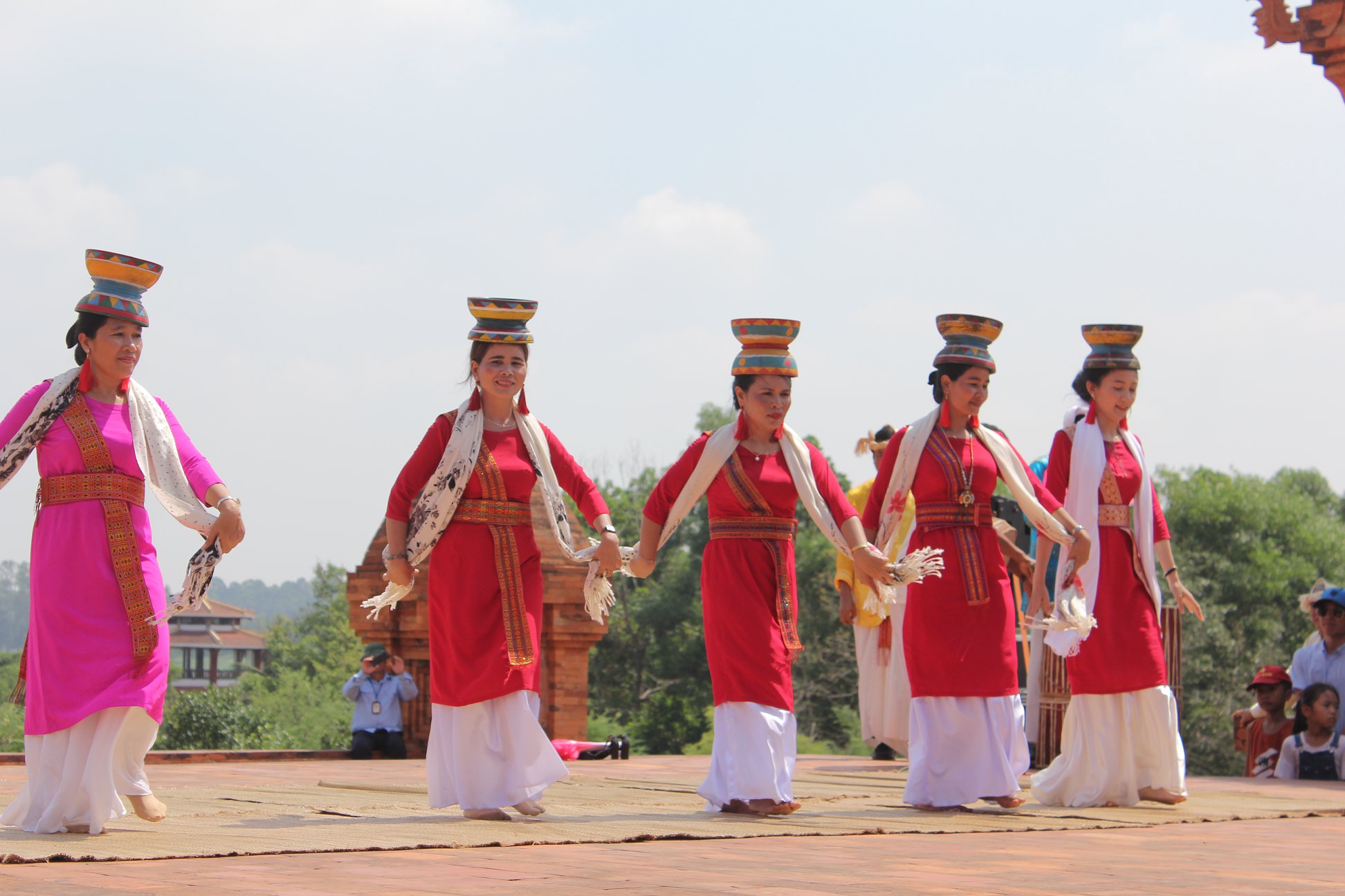 Đồng bào dân tộc Chăm với những điệu múa dân gian truyền thống
