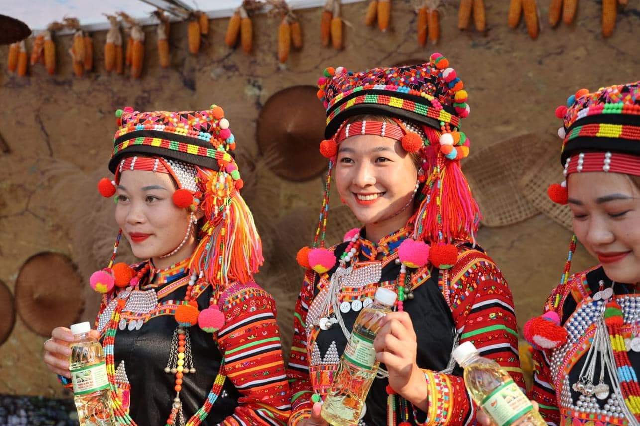 Vẻ đẹp cô gái Hà Nhì trong trang phục truyền thống
