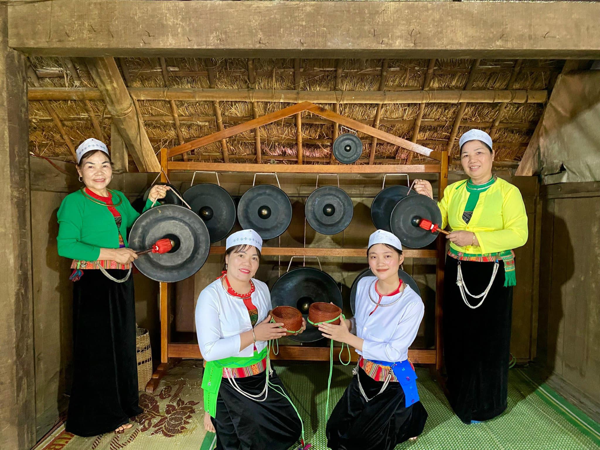 Vẻ đẹp trang phục truyền thống của phụ nữ dân tộc Mường