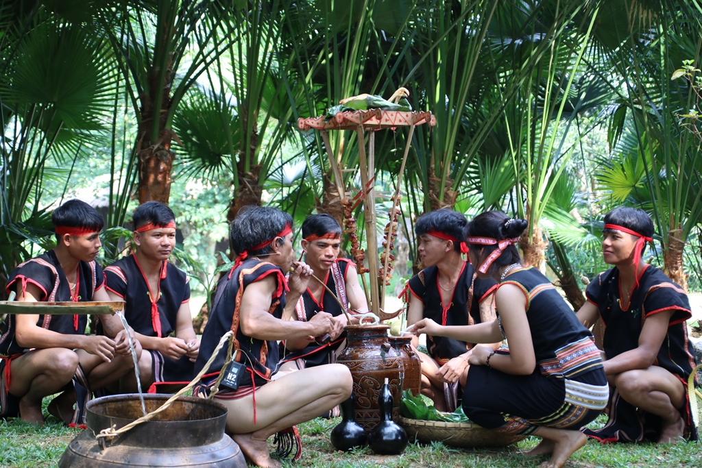  Tái hiện Lễ cúng giọt nước của dân tộc Ba Na tỉnh Gia Lai