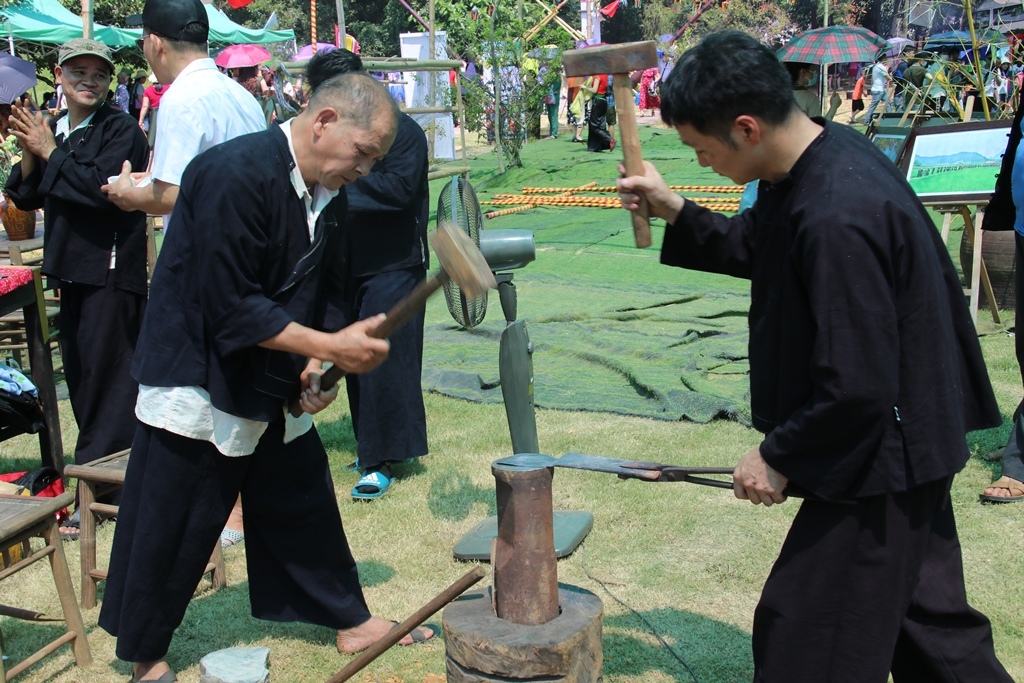 Nghề rèn truyền thống của người Nùng An giới thiệu tại Làng Văn hóa - Du lịch các dân tộc Việt Nam
