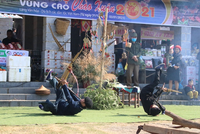 Điệu múa khèn của hai cha con nghệ nhân dân tộc Mông Lý Hồng Quân