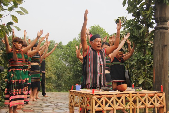 Lễ cúng cổng bon của người M’nông