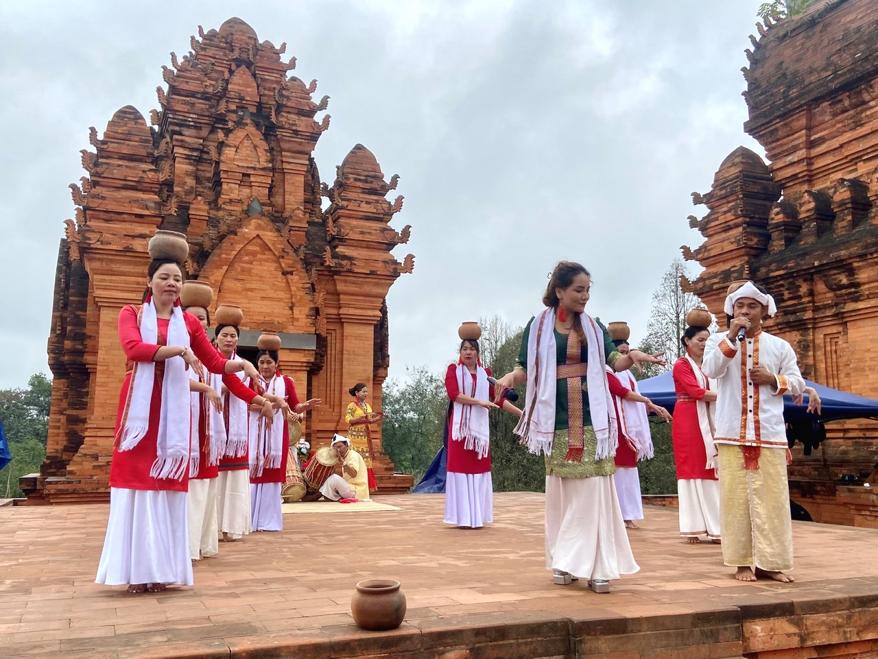 Chương trình giao lưu dân ca dân vũ “Xuân về trên tháp cổ” của đồng bào Chăm tỉnh Ninh Thuận