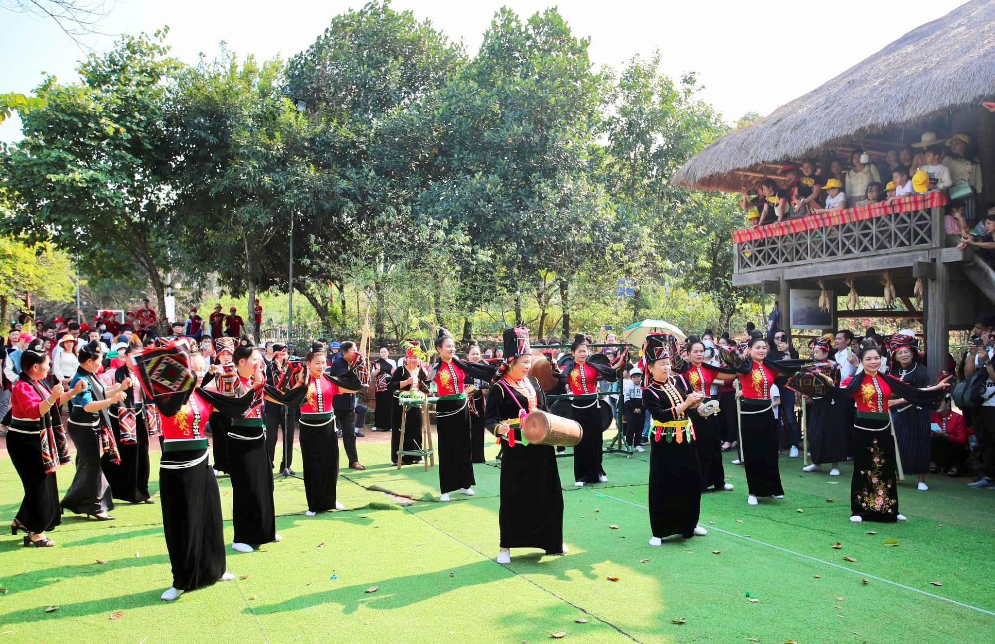 Giới thiệu di sản văn hóa phi vật thể “Nghệ thuật xòe Thái” được UNESCO ghi danh là di sản Văn hóa phi vật thể đại diện của nhân loại