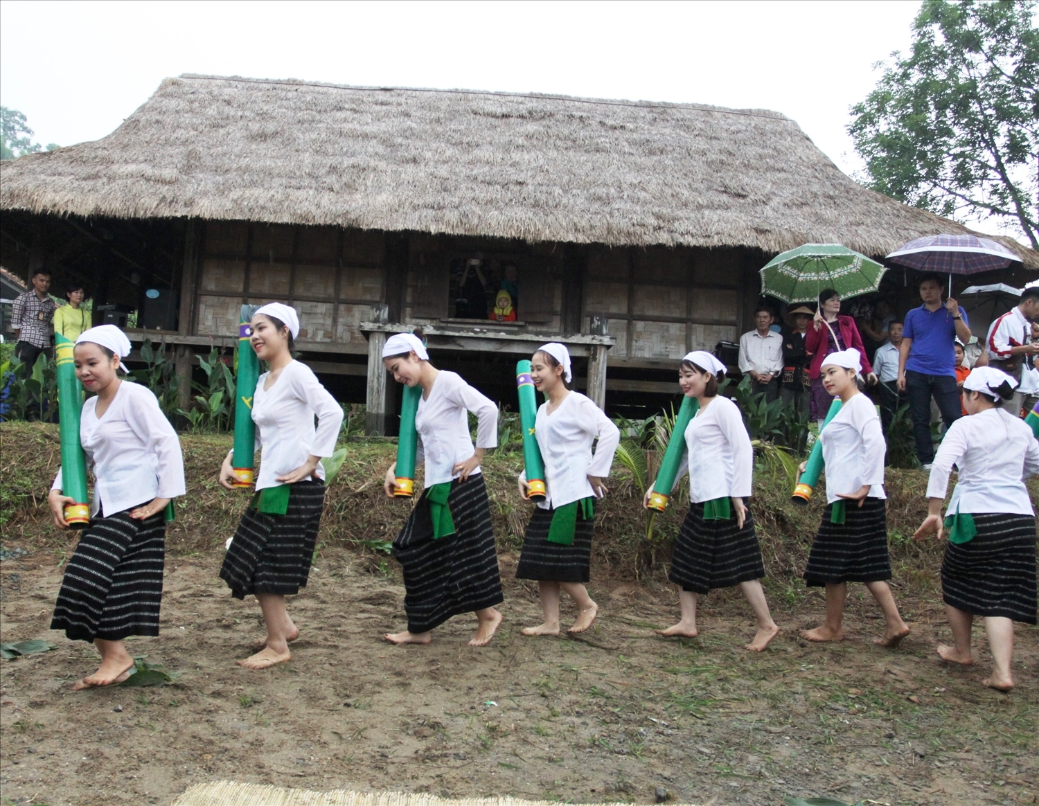 Nét đẹp trang phục truyền thống của dân tộc Thổ