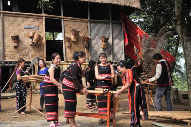 Thưởng thức các giai điệu từ nhạc cụ truyền thống của dân tộc Xơ Đăng tại 