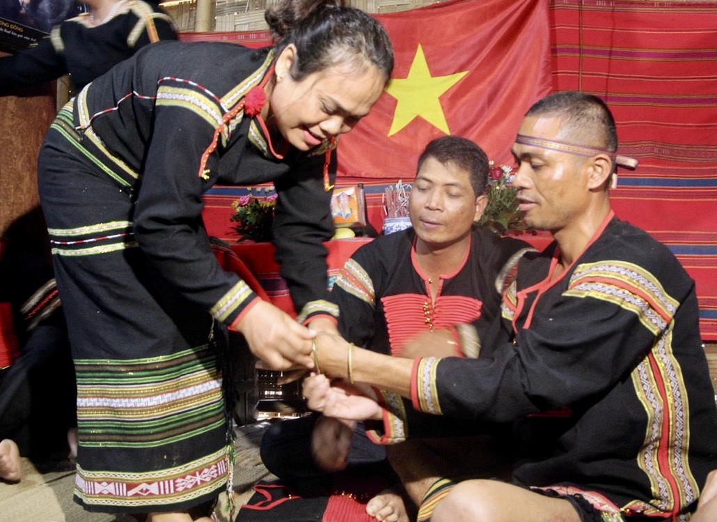 Tái hiện Lễ kết nghĩa Mẹ - Con của dân tộc Ê Đê