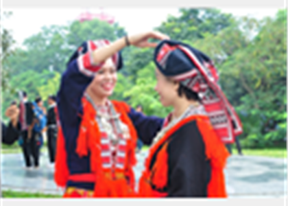 [Photo] Rực rỡ trang phục truyền thống của phụ nữ Dao đỏ