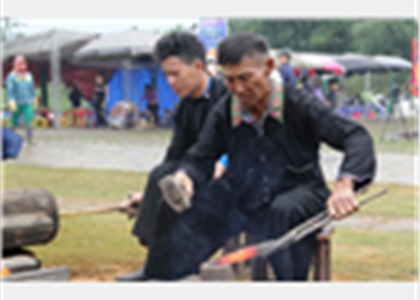 [Photo] Giới thiệu nghề rèn của người Mông