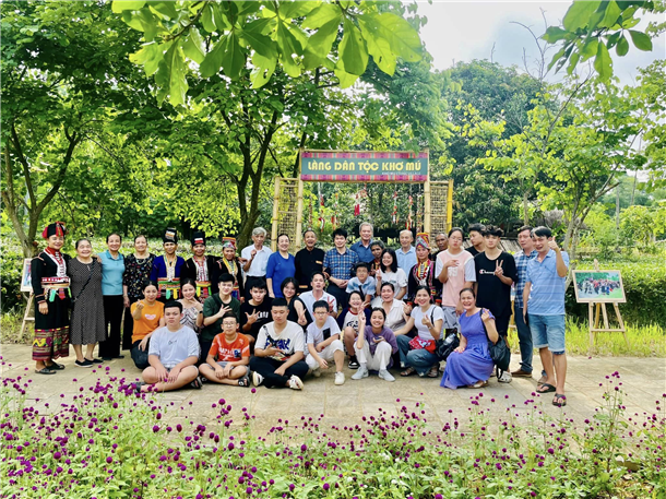 “𝐂á𝐧𝐡 đồ𝐧𝐠 𝐡𝐨𝐚 𝐁á𝐜𝐡 𝐍𝐡ậ𝐭” 𝐭ạ𝐢 𝐊𝐡𝐮 𝐥à𝐧𝐠 𝐈 𝐥à 𝐛ả𝐧 𝐥à𝐧𝐠 𝐝â𝐧 𝐭ộ𝐜 𝐊𝐡ơ 𝐌ú