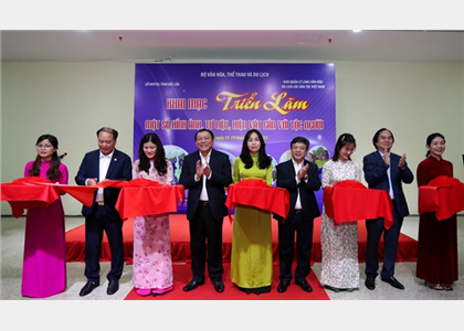Khai mạc Triển lãm một số hình ảnh, tư liệu hiện vật gắn với tộc người tại 