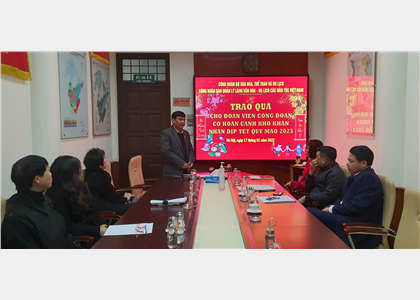 Trao quà của Công đoàn Bộ VHTTDL cho Công đoàn viên có hoàn cảnh khó khăn