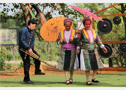 Thưởng thức dân ca, dân vũ “Hương xuân vùng cao” của các dân tộc tại Làng 