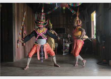 Đồng bào Khmer giới thiệu văn hóa tại “Ngôi nhà chung”