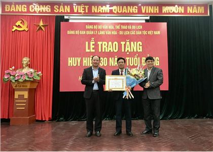 Lễ trao tặng Huy hiệu 30 năm tuổi Đảng cho Đảng viên