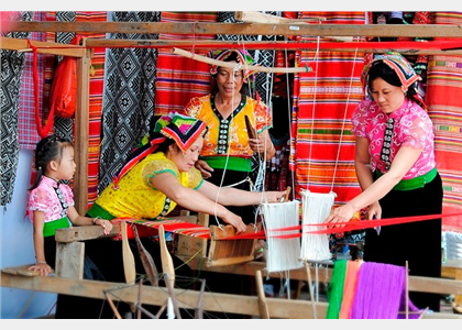 Cuối tuần đến “Làng” trải nghiệm nghề dệt thổ cẩm và nghề thủ công truyền thống của các dân tộc