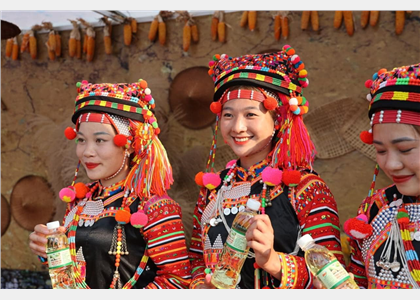 Vẻ đẹp cô gái Hà Nhì trong trang phục truyền thống