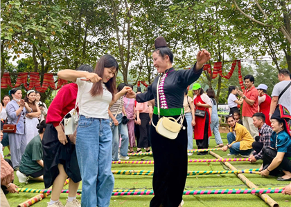 Chương trình dân ca dân vũ “Bản làng vui trong tiếng khèn”