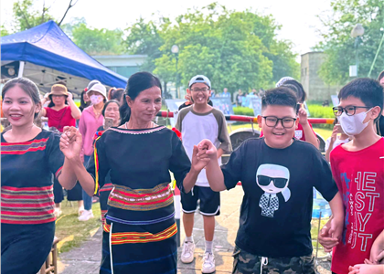 Chương trình dân ca dân vũ “Hoa tháng Mười”