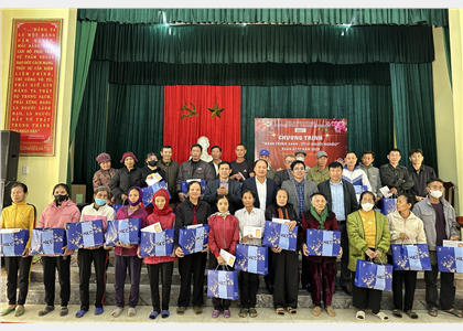 Ban Quản lý trao quà Tết cho các hộ nghèo, người có hoàn cảnh khó khăn tại xã Định Tiến, tỉnh Thanh Hóa