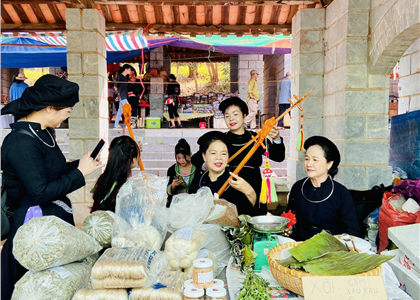 Nhộn nhịp “Chợ vùng cao Vui Tết độc lập