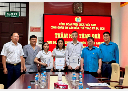 Công đoàn Viên chức Việt Nam thăm hỏi, tặng quà cho công đoàn viên, người lao động có hoàn cảnh khó khăn của Ban Quản lý 