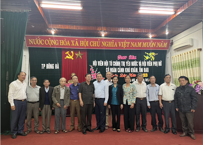Bộ trưởng Bộ VHTTDL Nguyễn Văn Hùng tặng quà Tết tại Quảng Trị