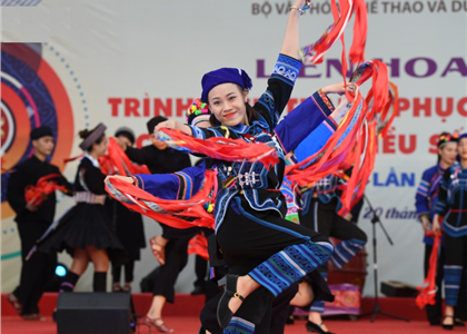 Rực rỡ trang phục truyền thống các dân tộc thiểu số “khoe sắc” tại Làng Văn hóa - Du lịch các dân tộc Việt Nam