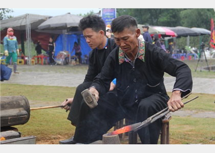 Giới thiệu nghề rèn của người Mông tại “Làng”