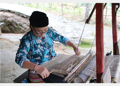 Nghề thêu, dệt vải lanh truyền thống của người Mông