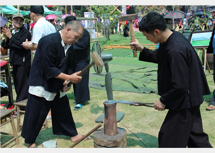 Nghề rèn truyền thống của người Nùng An giới thiệu tại Làng Văn hóa - Du lịch các dân tộc Việt Nam