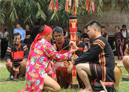 Tái hiện Lễ hội cúng cây nêu cầu an của dân tộc Ê Đê tại 