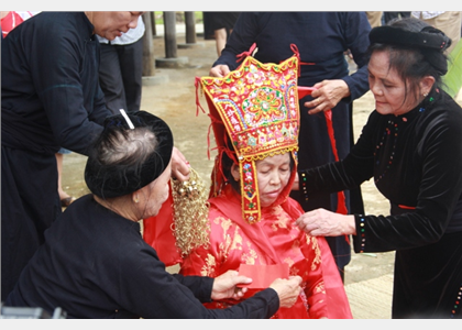 Lễ cấp sắc cho bà Then trong lẩu Then của người Tày