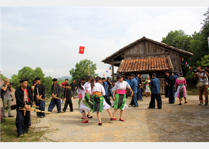 Lễ vào nhà mới của người Mông
