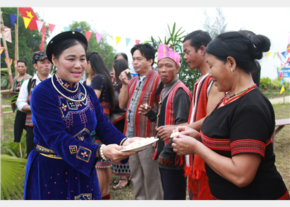 Làng Tày tưng bừng mở hội