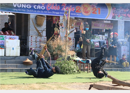 Điệu múa khèn của hai cha con nghệ nhân dân tộc Mông Lý Hồng Quân