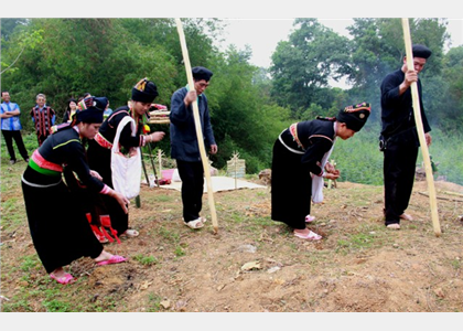 Lễ tra hạt của người Khơ Mú