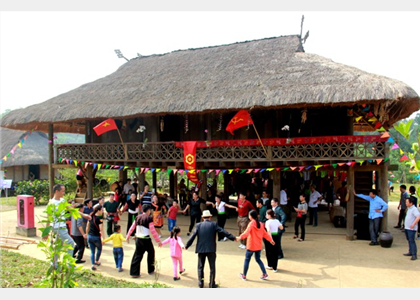 Đến Làng Văn hóa tham gia Hội Xòe cùng đồng bào Thái