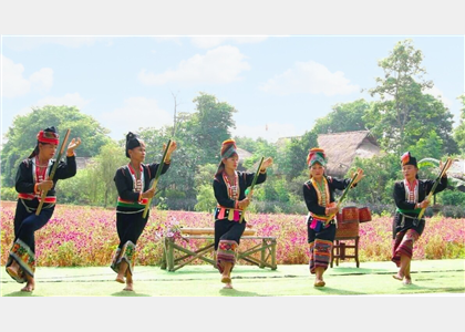 Thưởng thức âm nhạc “Sắc hoa Làng tôi” 