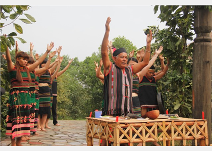 Lễ cúng cổng bon của người M’nông