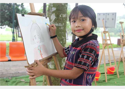Cùng các em thiếu nhi vẽ tranh “Em yêu làng em”