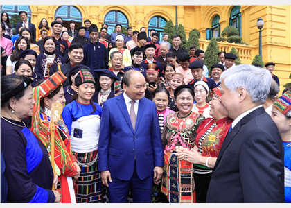  Chủ tịch nước gặp mặt nghệ nhân, người có nhiều đóng góp trong hoạt động bảo tồn, gìn giữ, phát huy truyền thống văn hóa các dân tộc tại 