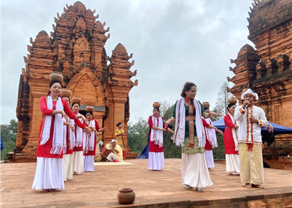 Chương trình giao lưu dân ca dân vũ “Xuân về trên tháp cổ” của đồng bào Chăm tỉnh Ninh Thuận
