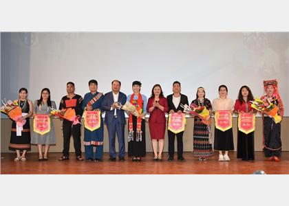  Liên hoan văn nghệ quần chúng và Trình diễn trang phục truyền thống tại “Ngôi nhà chung”