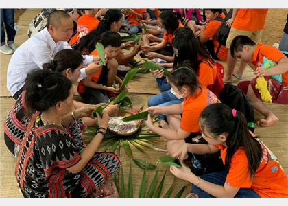 Trải nghiệm làm bánh sừng trâu của đồng bào dân tộc Cơ Tu