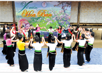 Cuối tuần đến “Ngôi nhà chung” tham gia Lễ xên bản trong Lễ hội hoa Ban của đồng bào Thái tỉnh Sơn La